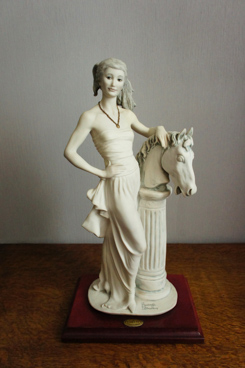 Лиза со скульптурой коня, Giuseppe Armani, Florence, Capodimonte, статуэтка, KunstGalerie.ru