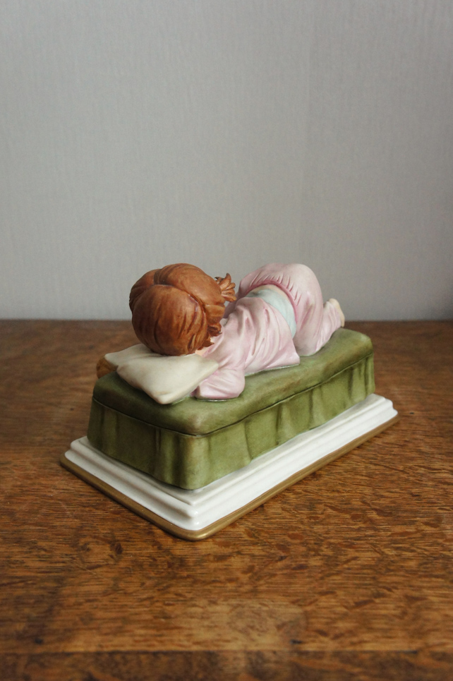 Спящая девочка с куклой, Каподимонте, статуэтка