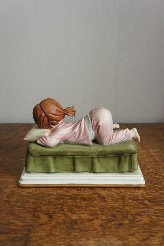 Спящая девочка с куклой, Capodimonte, статуэтка