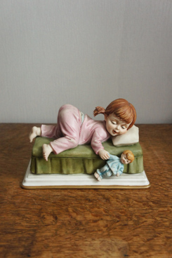 Спящая девочка с куклой, Каподимонте, фарфоровые статуэтки. KunstGalerie