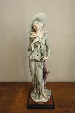 Грэйс с лилией, Giuseppe Armani, Florence, Capodimonte, статуэтка, KunstGalerie.ru
