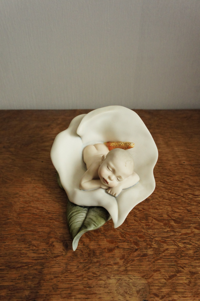 Младенец в лилии, Джузеппе Армани, статуэтка