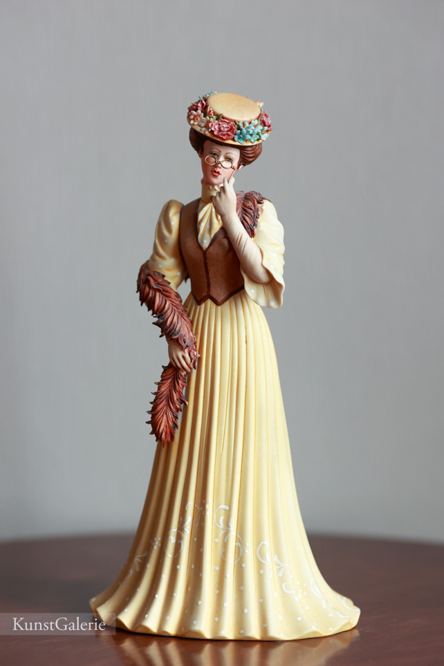 Леди в желтом с лорнетом и боа, Ipa, Capodimonte, статуэтка