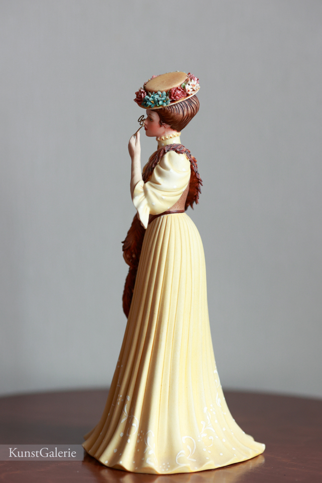Леди в желтом с лорнетом и боа, Ipa, Capodimonte, статуэтка