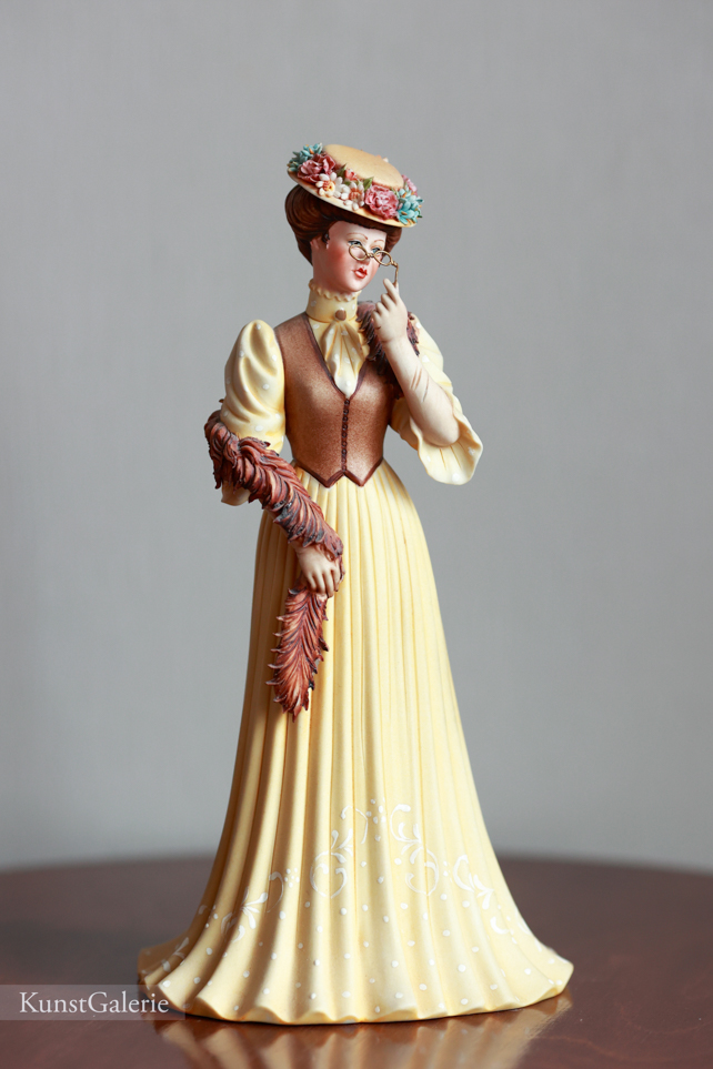 Леди в желтом с лорнетом и боа, Ipa, Capodimonte, статуэтка