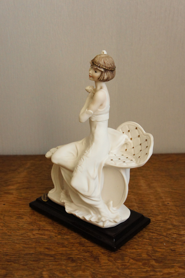 Девушка на софе с розой, Джузеппе Армани, Флоренс, статуэтка