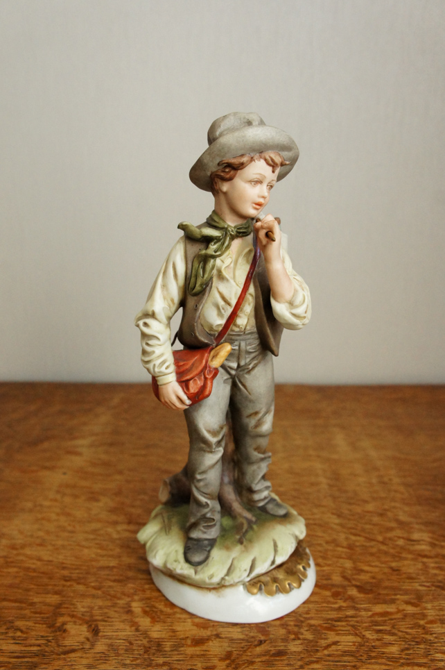 Мальчик с ношей, D.Belloire , Каподимонте, статуэтка