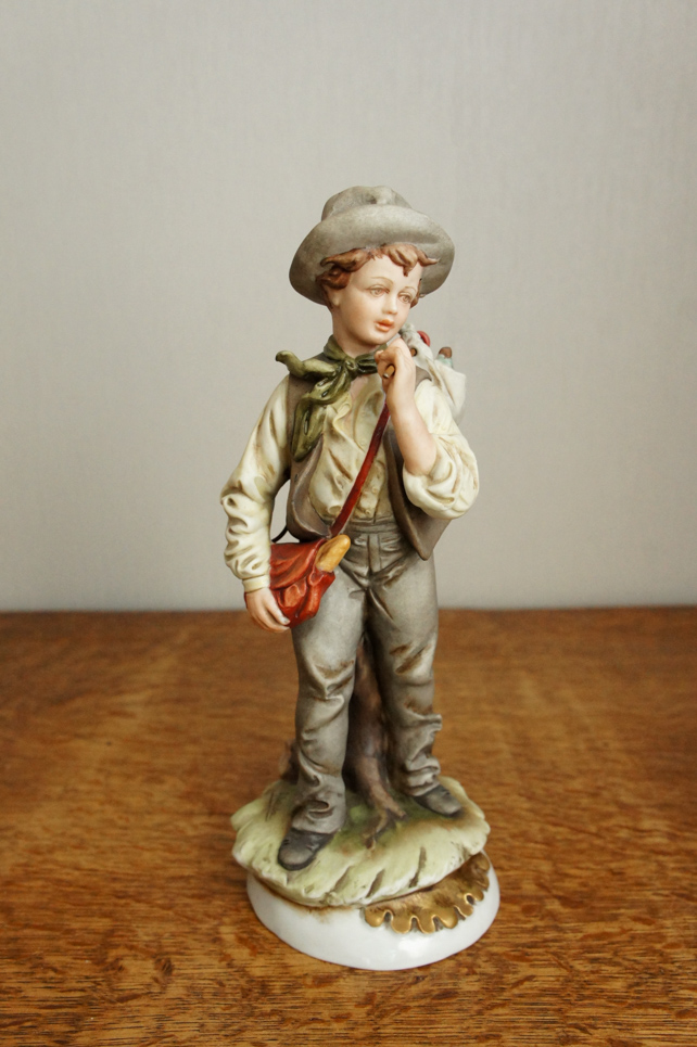 Мальчик с ношей, D.Belloire, Capodimonte, статуэтка