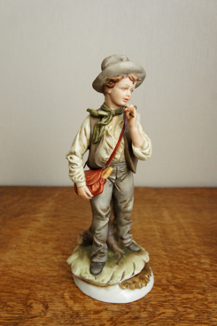 Мальчик с ношей, D. Belloire, Каподимонте, фарфоровые статуэтки. KunstGalerie