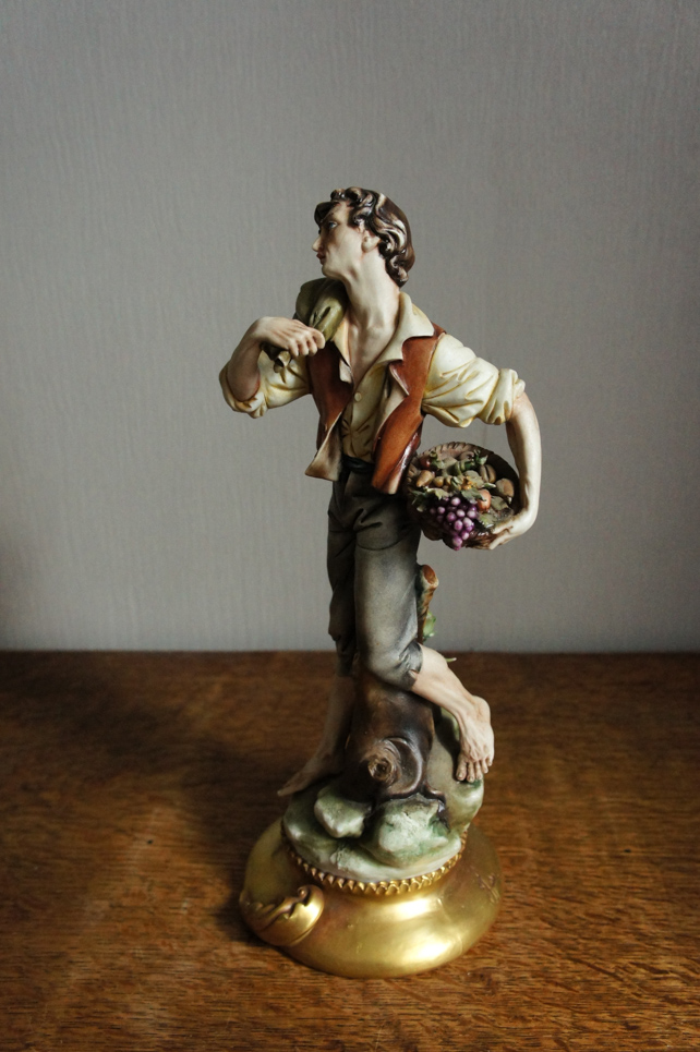 Мужчина с корзиной фруктов, Ipa, Capodimonte, статуэтка