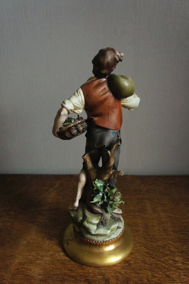 Мужчина с корзиной фруктов, Ipa, Каподимонте, статуэтка