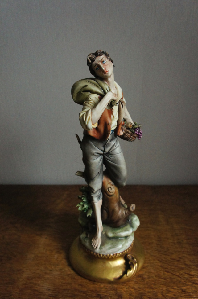 Мужчина с корзиной фруктов, Ipa, Capodimonte, статуэтка
