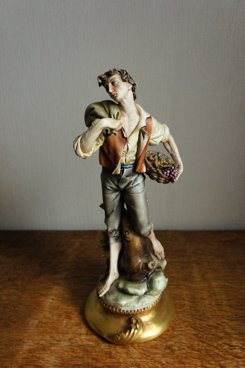 Мужчина с корзиной фруктов, Ipa, Каподимонте, фарфоровые статуэтки. KunstGalerie