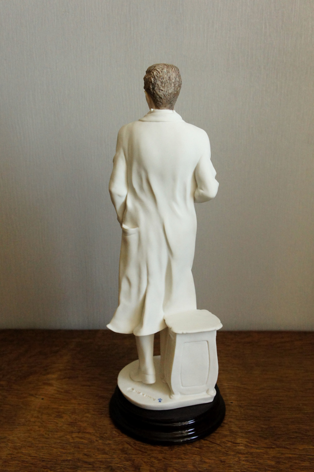 Доктор со стетоскопом, Giuseppe Armani, Florence, статуэтка