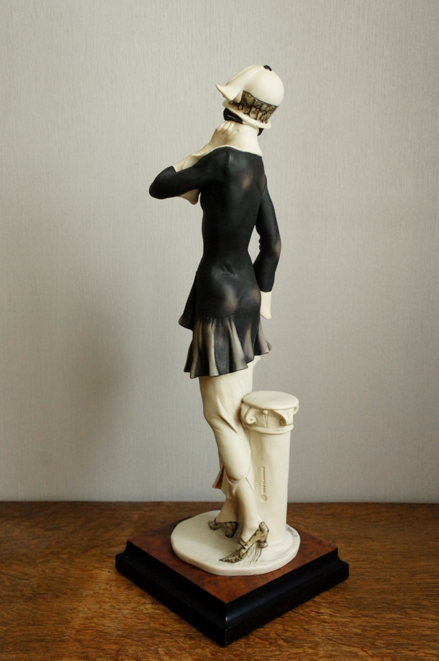 Нелли с зонтом, Giuseppe Armani, Florence, статуэтка