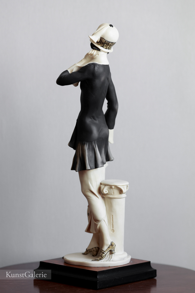 Нелли с зонтом, Giuseppe Armani, Florence, статуэтка