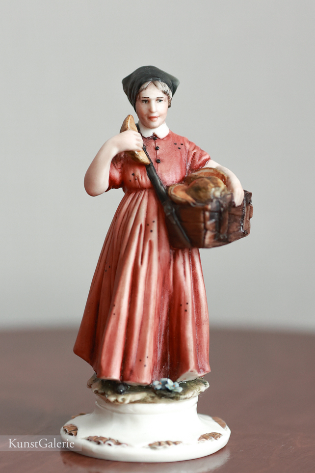 Девушка с корзинкой, Luciano Cazzola, Capodimonte, статуэтка