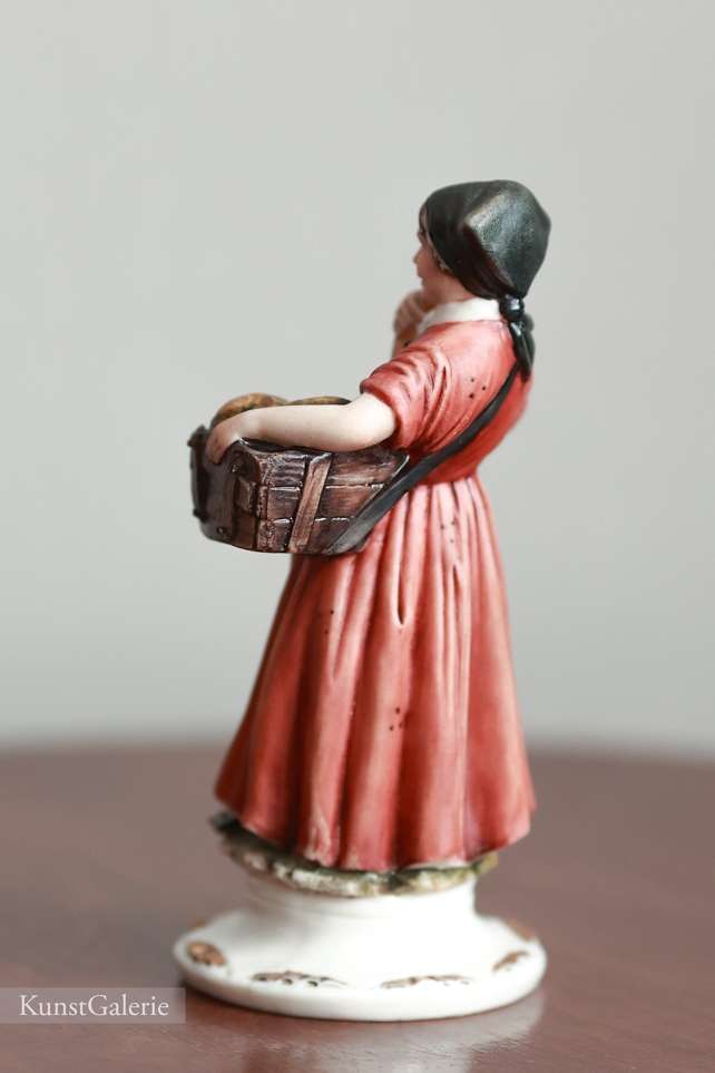Девушка с корзинкой, Luciano Cazzola, Capodimonte, статуэтка