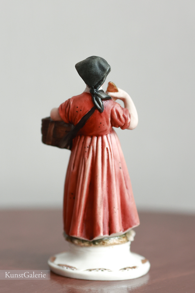 Девушка с корзинкой, Luciano Cazzola, Capodimonte, статуэтка