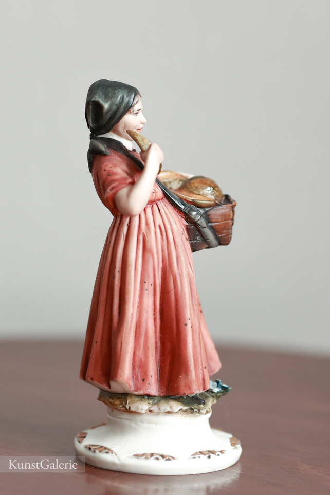 Девушка с корзинкой, Luciano Cazzola, Capodimonte, статуэтка