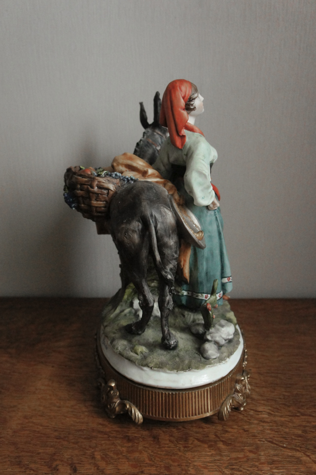 Девушка с ослом, Tyche Bruno, Capodimonte, статуэтка