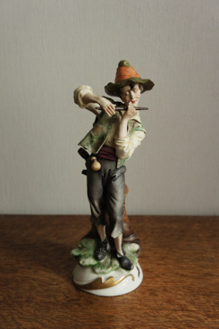 Мальчик с флейтой, Ipa, Каподимонте, фарфоровые статуэтки. KunstGalerie
