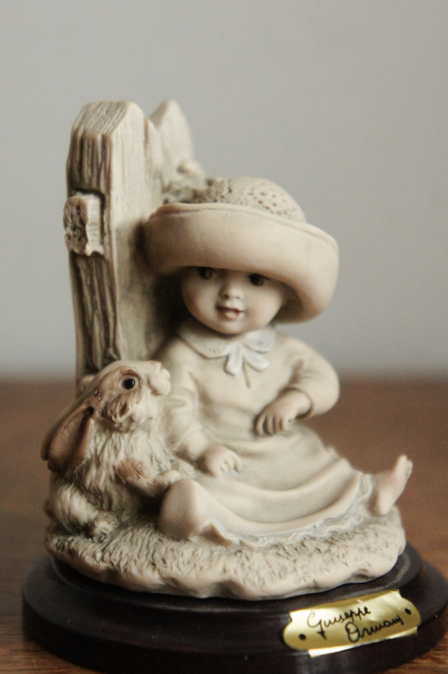 Девочка в шляпке с кроликом, Giuseppe Armani, статуэтка