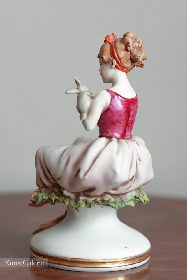 Девочка с кроликом, Luigi Giorgio Benacchio, Capodimonte, статуэтка