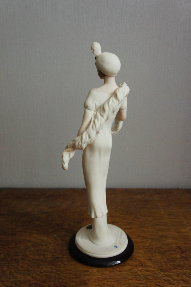Девушка в боа, Giuseppe Armani, статуэтка