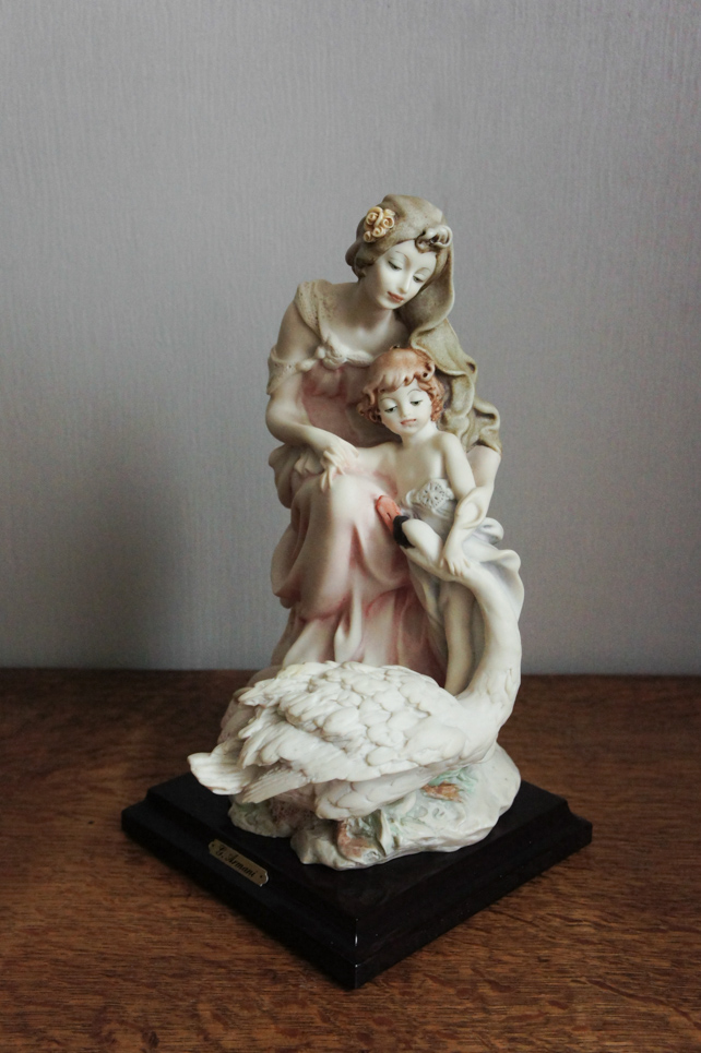 Материнство с лебедем, Джузеппе Армани, статуэтка