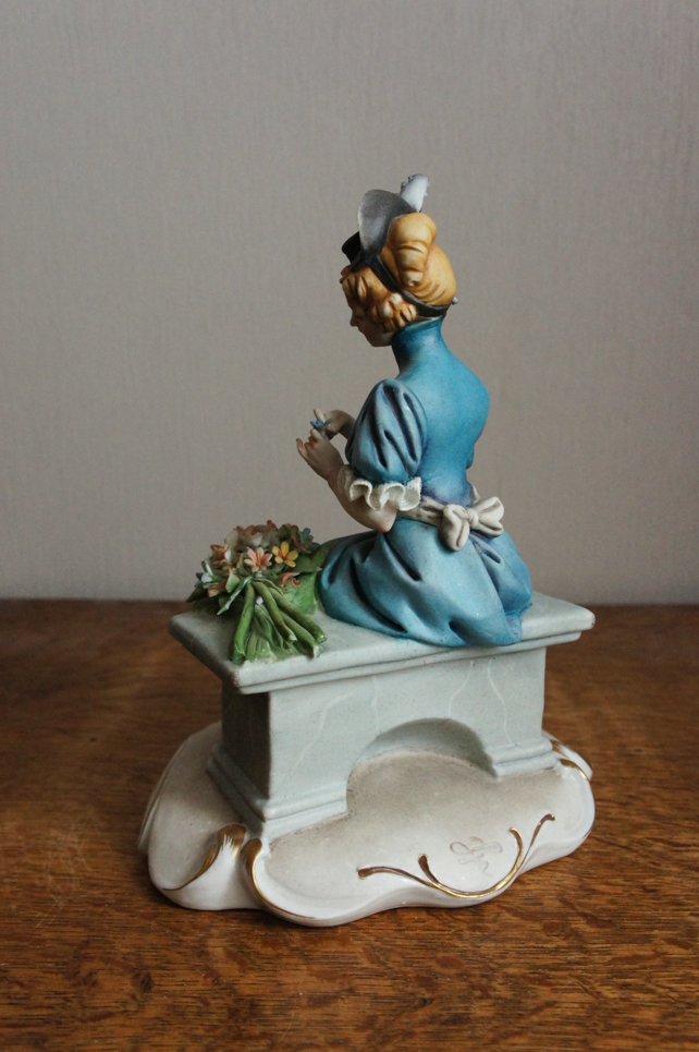 Дама с цветами на скамье, Ipa, Capodimonte, статуэтка