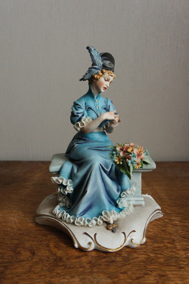 Дама с цветами на скамье, Ipa, Каподимонте, статуэтка