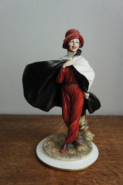 Леди в бордовой шляпе, Sandro Maggioni, Capodimonte, фарфоровые статуэтки. KunstGalerie