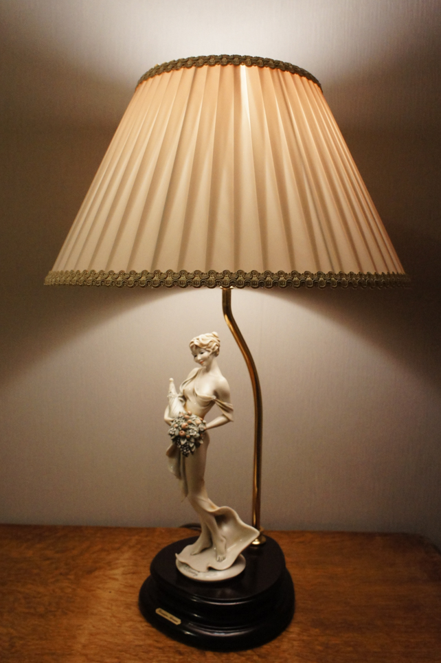 Лампа Леди с рогом изобилия, Джузеппе Армани, Флоренс, статуэтка