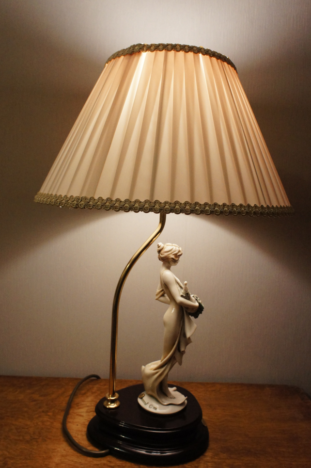 Лампа Леди с рогом изобилия, Джузеппе Армани, Флоренс, статуэтка