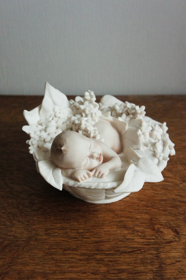 Младенец в сирени, Giuseppe Armani, статуэтка