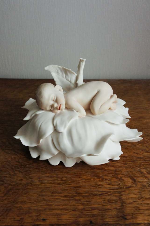 Младенец на розе, Giuseppe Armani, статуэтка