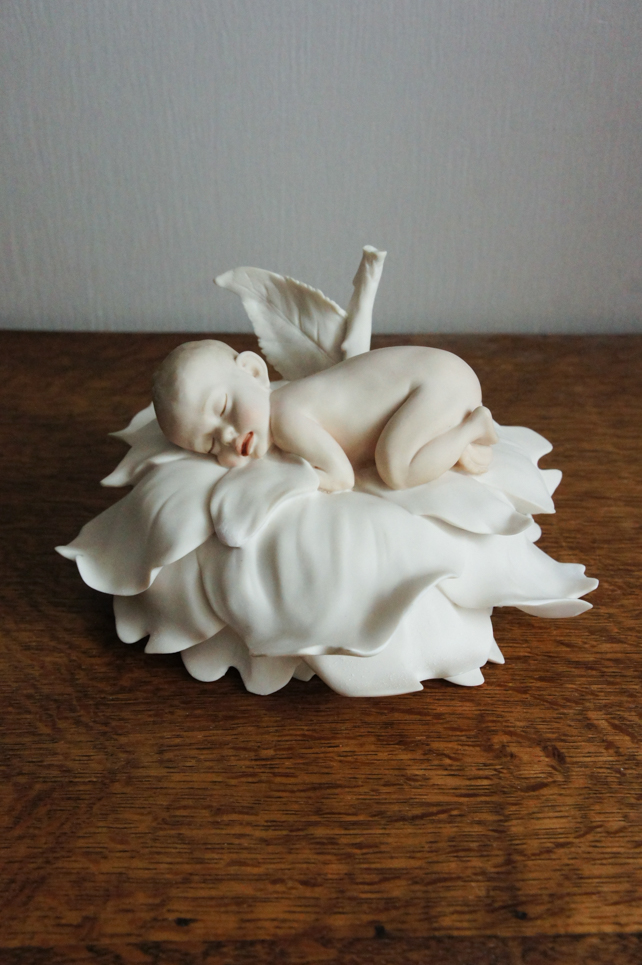 Младенец на розе, Джузеппе Армани, статуэтка
