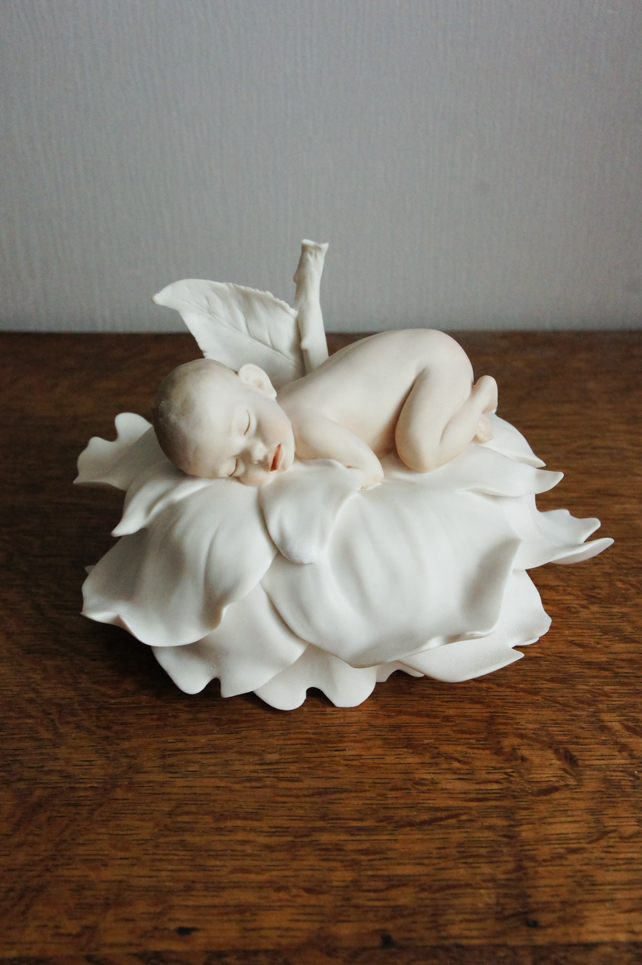 Младенец на розе, Giuseppe Armani, статуэтка