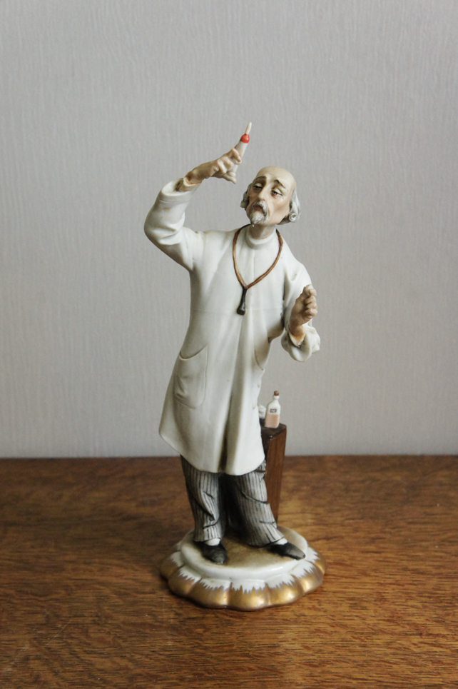 Доктор со шприцом, Tyche Tosca, Каподимонте, статуэтка