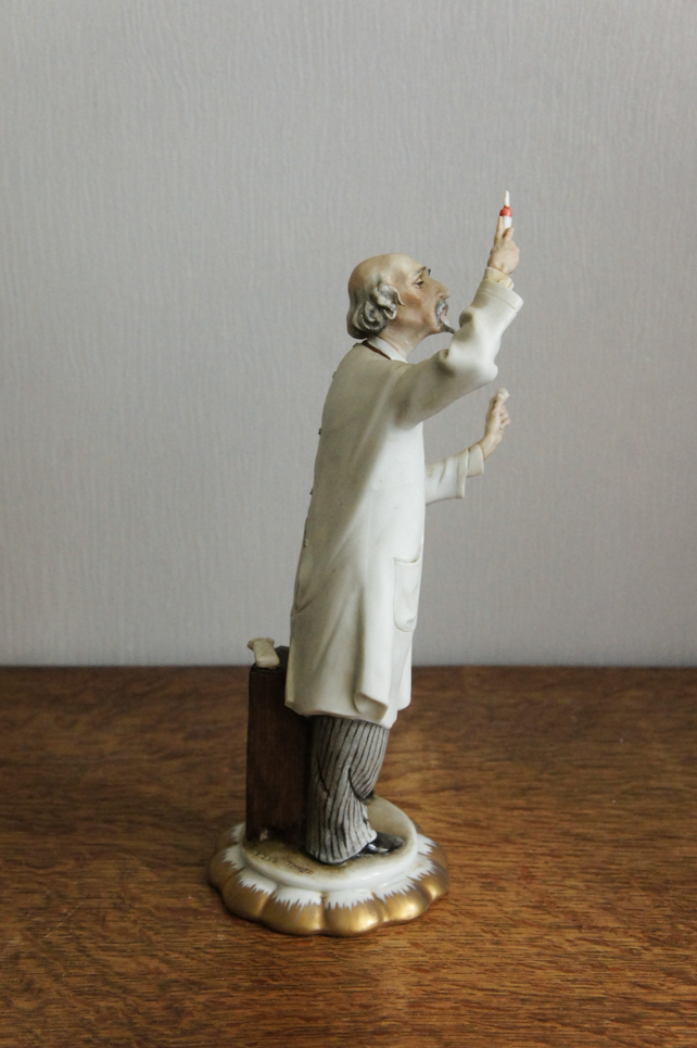 Доктор со шприцом, Tyche Tosca, Каподимонте, статуэтка