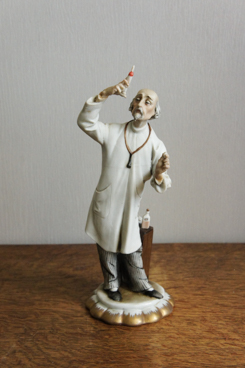 Доктор со шприцом, Tyche Tosca, Каподимонте, фарфоровая статуэтка. KunstGalerie
