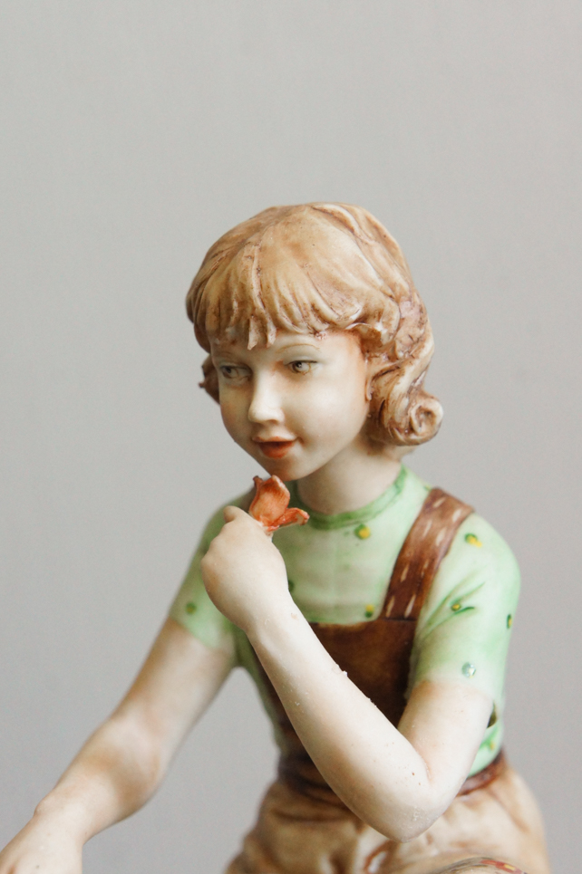 Девочка на полянке, Sandro Maggioni, Каподимонте, статуэтка
