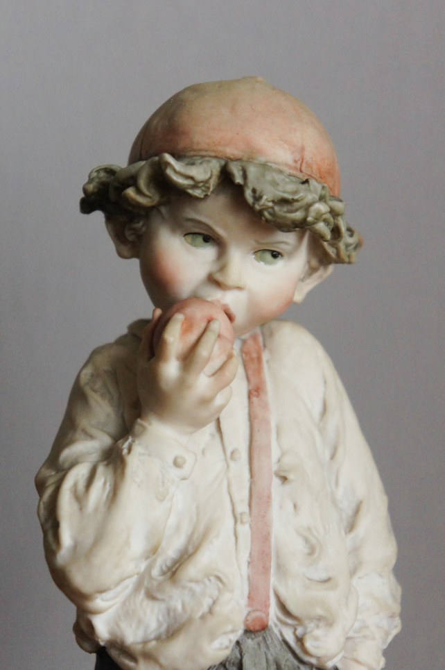 Мальчик с яблочком, Giuseppe Armani, статуэтка