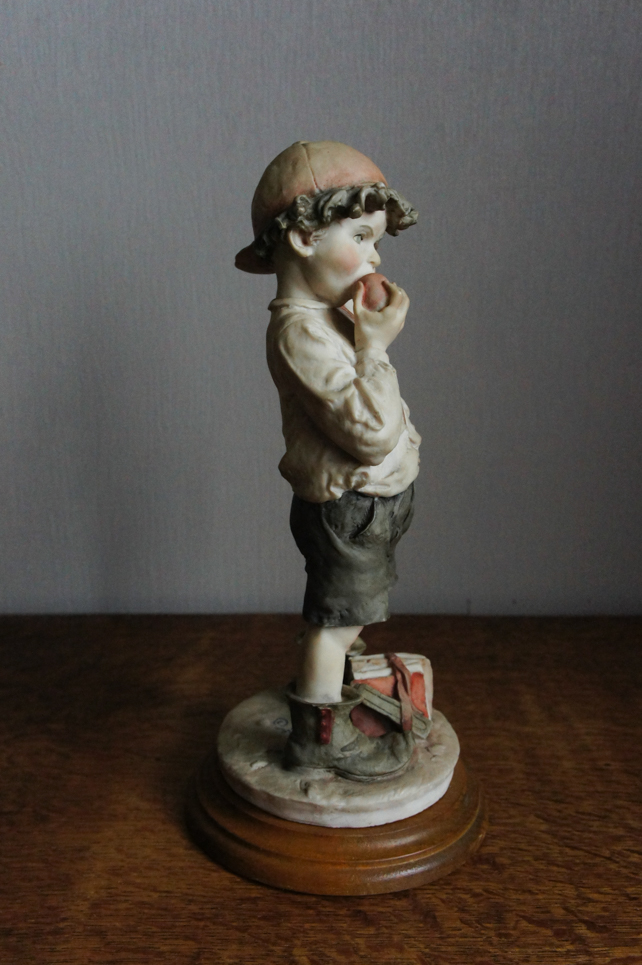 Мальчик с яблочком, Giuseppe Armani, статуэтка