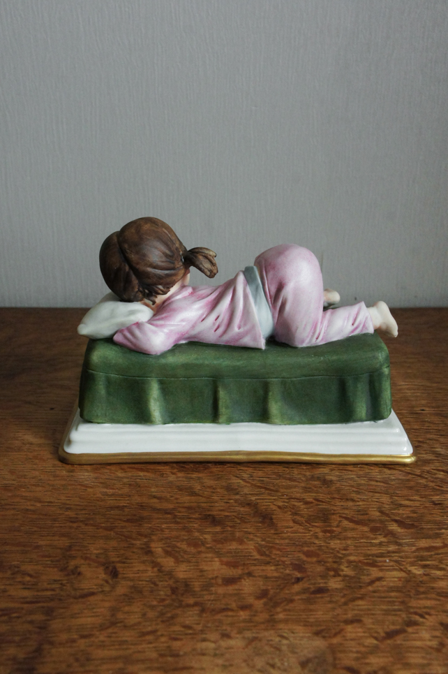 Девочка на кроватке, Tosca, Каподимонте, статуэтка