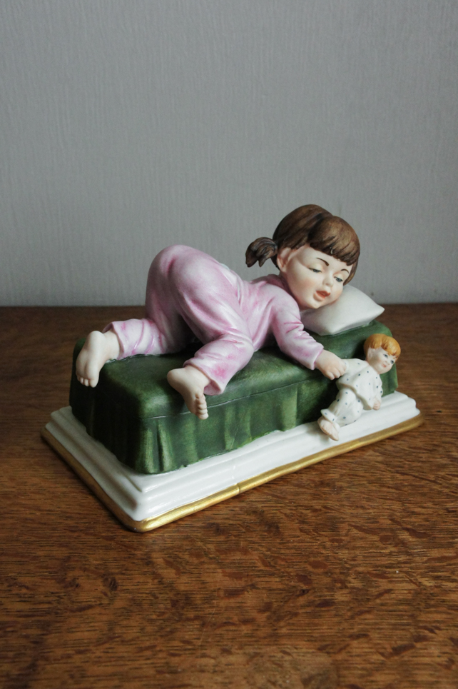 Девочка на кроватке, Tosca, Capodimonte, статуэтка
