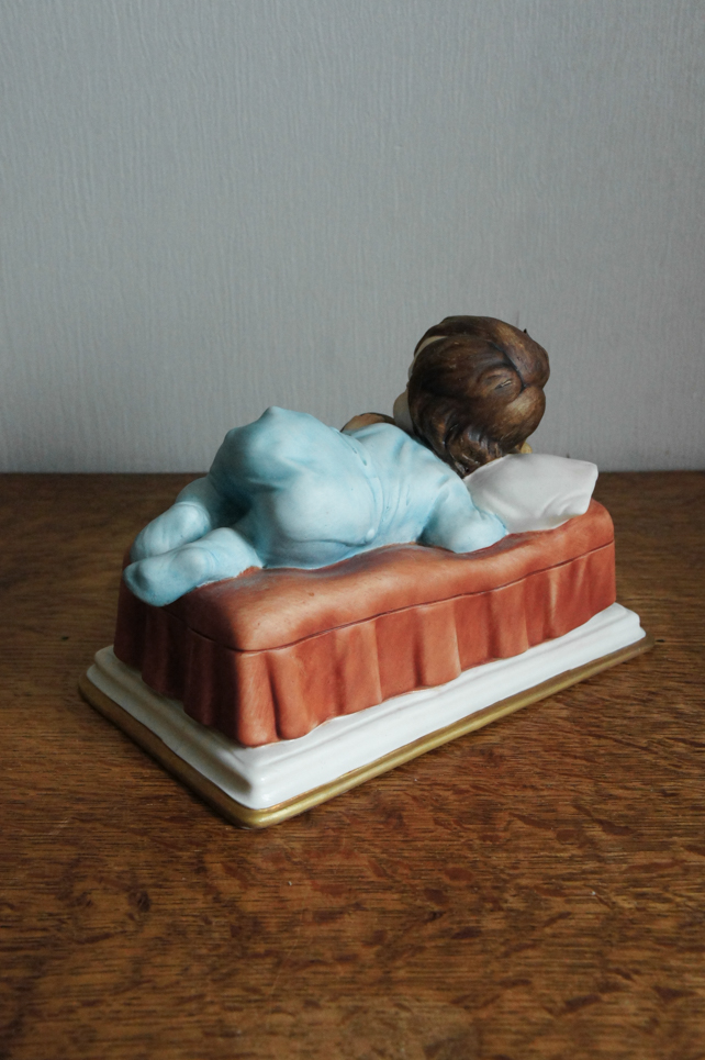 Мальчик на кроватке, Tosca, Capodimonte, статуэтка