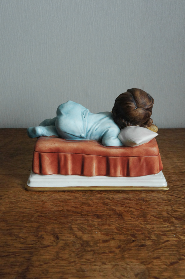 Мальчик на кроватке, Tosca, Каподимонте, статуэтка