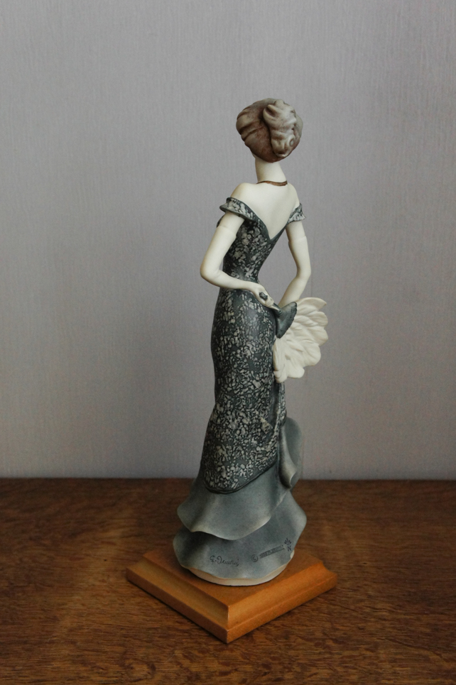 Дама в серо-фиолетовом, Giuseppe Armani, статуэтка
